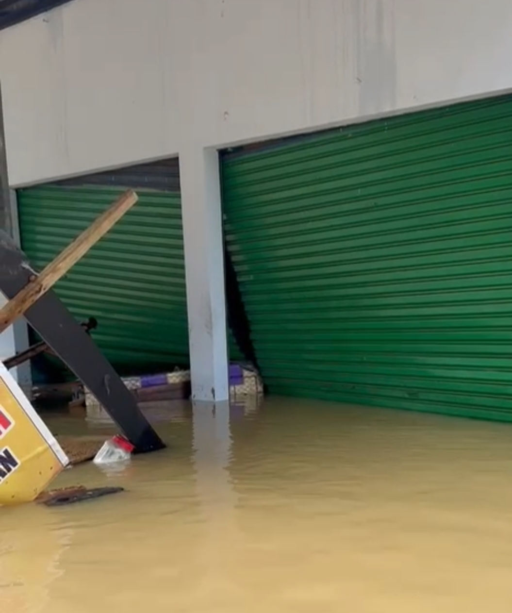 JEBOL: Rolling door warung bakso di Desa Tanggumong, Sampang rusak usai  bus menerobos banjir.