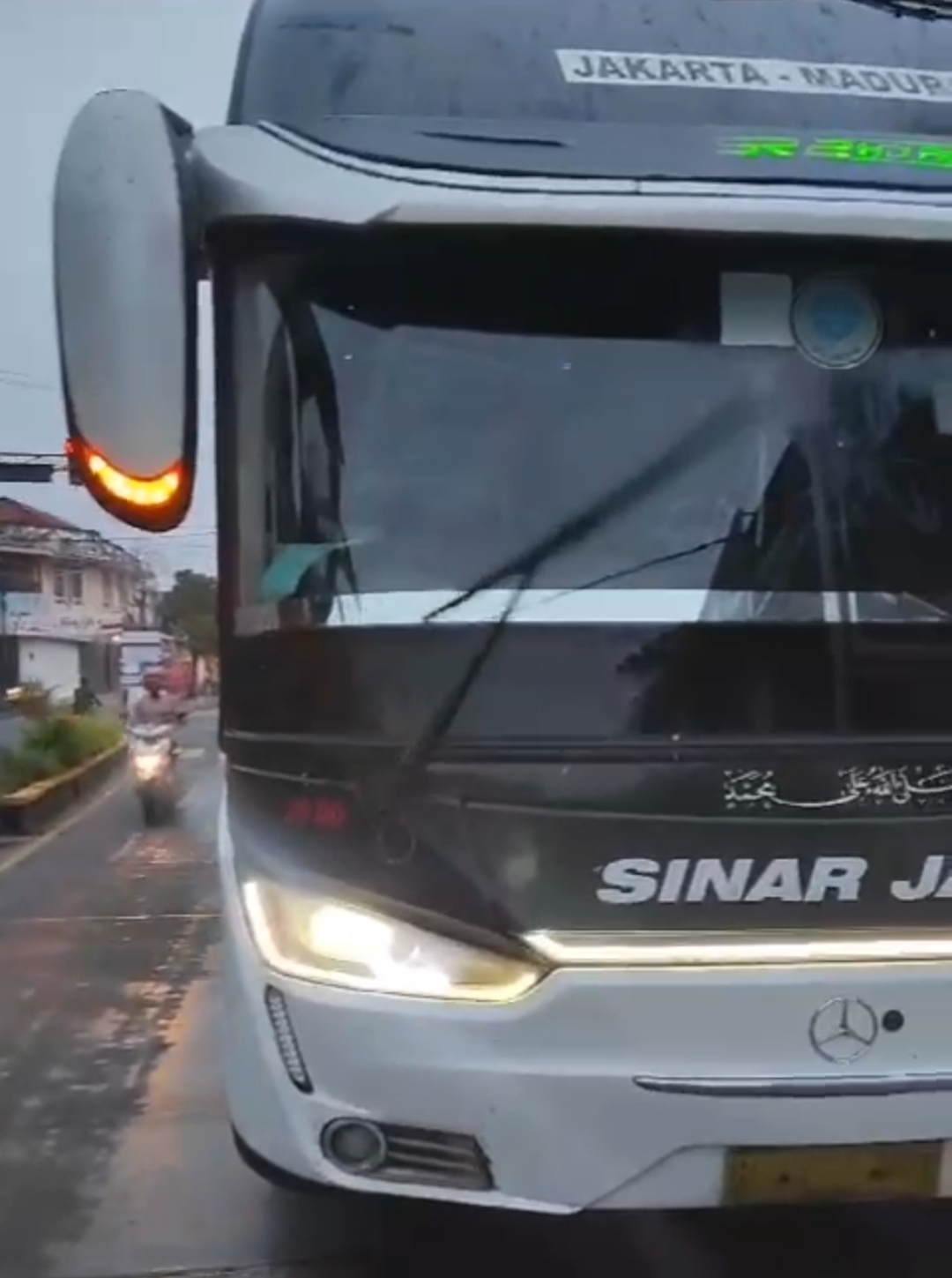 TUNTUT GANTI RUGI: Bus Sinar Jaya diminta bertanggung jawab atas kerusakan yang ditimbulkan akibat menerobos banjir hingga merusak beberapa bangunan.
