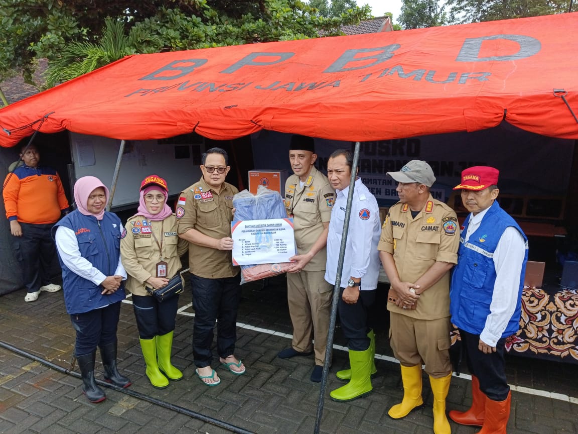 SIMBOLIS: Pj Gubernur Jatim Adhy Karyono (tiga dari kiri) menyerahkan bantuan penanganan kebencanaan kepada Pemkab&nbsp;Bangkalan di SMAN 1 Blega, Rabu (13/3).