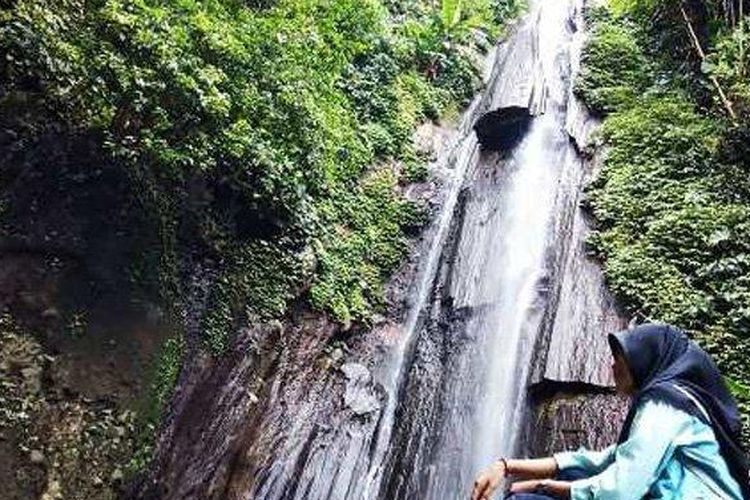Pengunjung sedang menikmati Wisata Air Terjun Coban Canggu