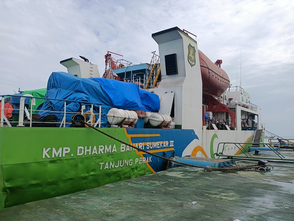 TURUN JANGKAR: KMP DBS III sandar di perairan Kalianget setelah gagal berlayar kemarin. (MOH. IQBAL/JPRM)