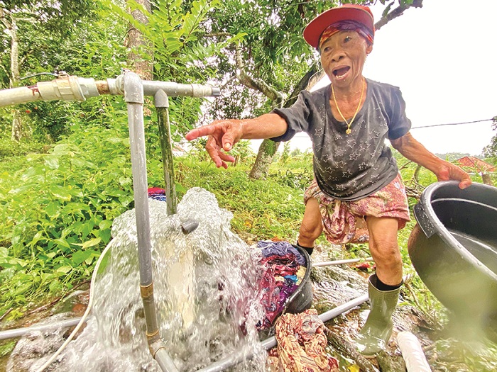 BERKAH: Warga mencuci baju di sumur bor yang meluap di Dusun Tlangi I, Desa Waru Barat, Kecamatan Waru, Pamekasan, Rabu (13/3). (MOH. IQBAL AFGANI/JPRM)