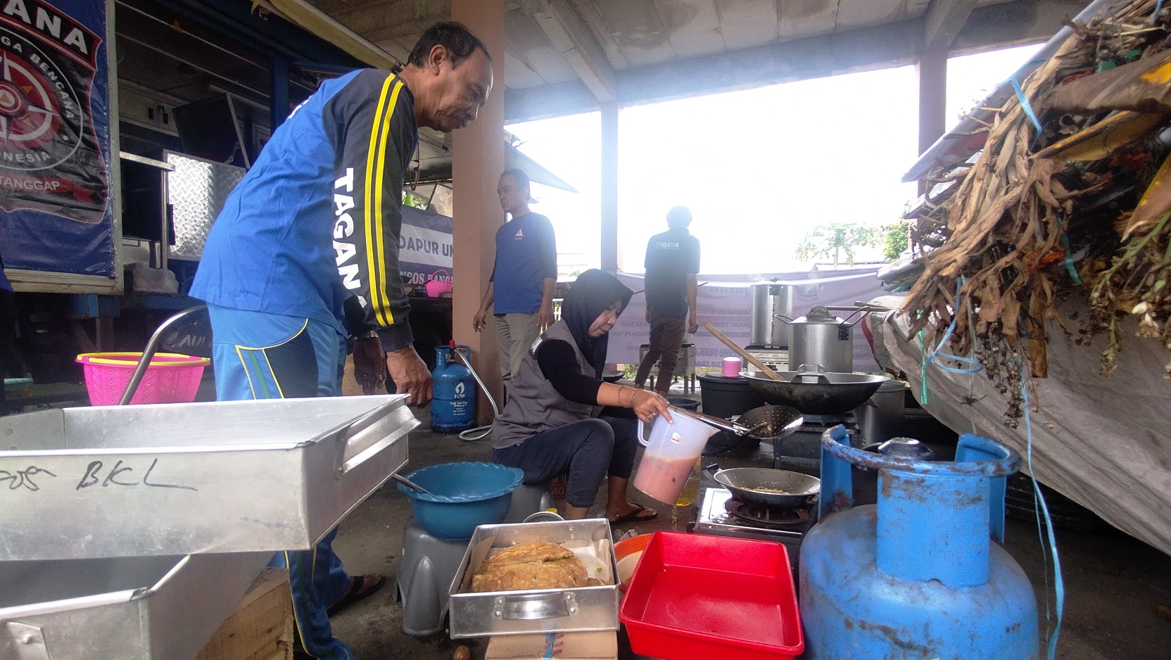 SIAGA: Tim Tagana memasak di dapur umum untuk korban bencana banjir Bangkalan Selasa (12/3). (AYU LATIFAH/JPRM)