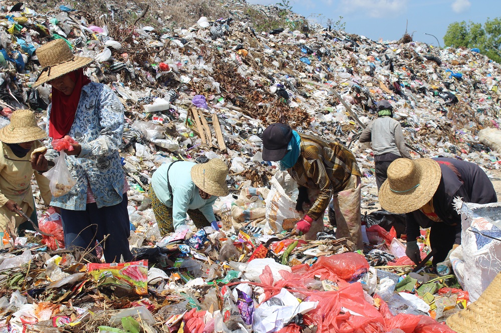 MENUMPUK: Pemulung sedang mengais rezeki di lokasi TPA Batuan pada akhir 2023. (MOHAMAD ERWIN MAULIDIN M/JPRM)