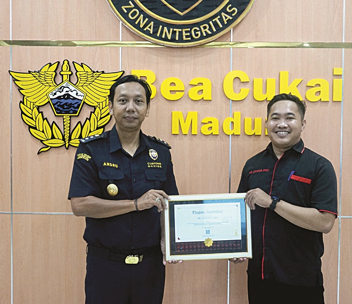BERSINERGI: Perwakilan PR Cahaya Pro berfoto bersama Kepala Seksi KIP Bea Cukai Madura Andru Iedwan Permadi usai penerimaan piagam apresiasi. (PR CAHAYA PRO UNTUK JPRM)