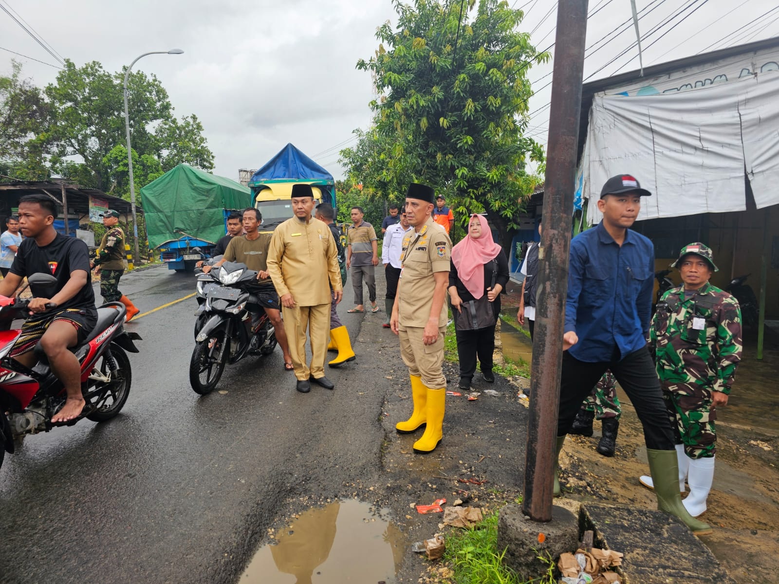 TURUN LANGSUNG: Direktur PUDAM Sumber Sejahtera (berkopiah kiri) mendampingi Pj Bupati Bangkalan (berkopiah kanan) di wilayah Kecamatan Blega Rabu (13/3). (PUDAM SUMBER SEJAHTERA)
