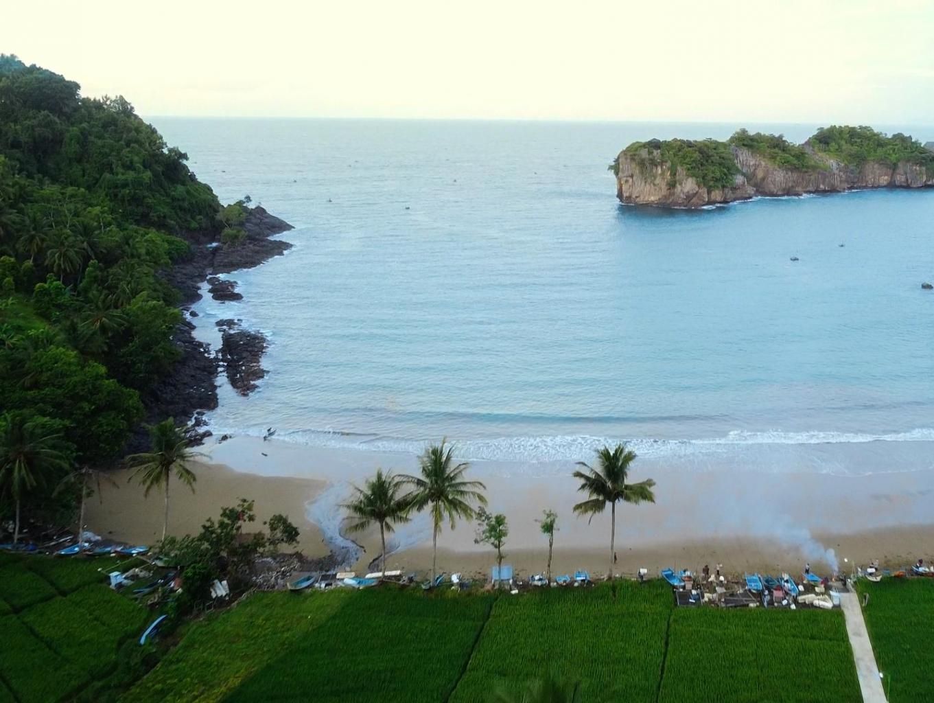Potret Pantai Kuyon Trenggalek, Perpaduan Antara Sawah dan Lautan