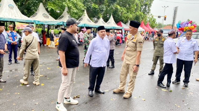 PEDULI UMKM: Pj Bupati Bangkalan (kemeja cokelat), Direktur JPRM (kopiah hitam), dan CEO MP Store (kemeja hitam) mengadiri pembukaan Bazar Takjil Ramadan Rabu (13/3). (AYU LATIFAH/JPRM)
