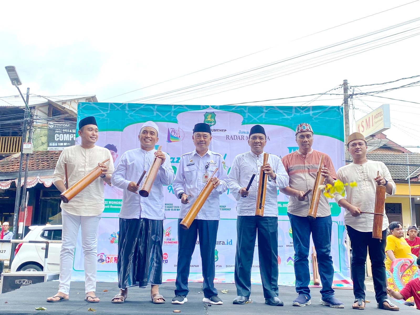 DARI KIRI: Waka JPRM Biro Sumenep, Dandim 0827/Sumenep, Sekkab, Ketua PA, Kabagops Polres Sumenep, dan Kepala JPRM Biro Sumenep saat pembukaan Bazar Takjil Ramadan Rabu (13/3). (MOH. JUNAIDI/JPRM)