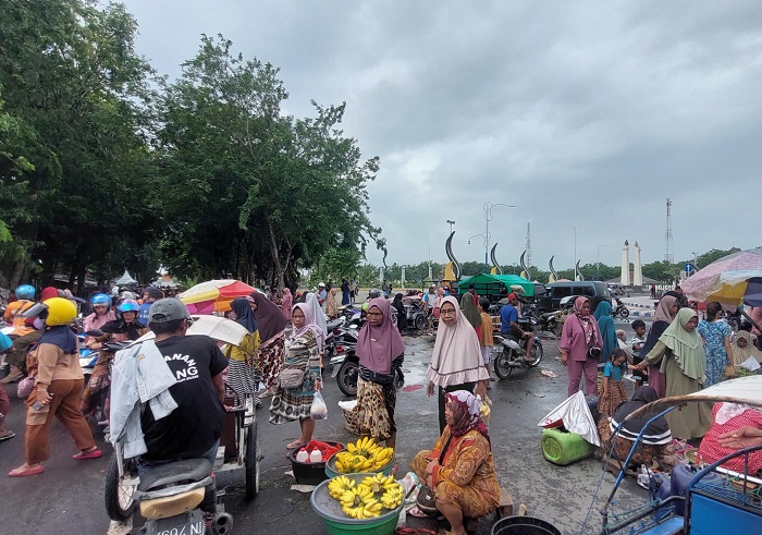 PADAT: Pedagang Pasar Srimangunan gelar pasar dadakan di area Alun-Alun Trunojoyo, Sampang, Kamis (14/3). (JUNAIDI PONDIYANTO/JPRM)