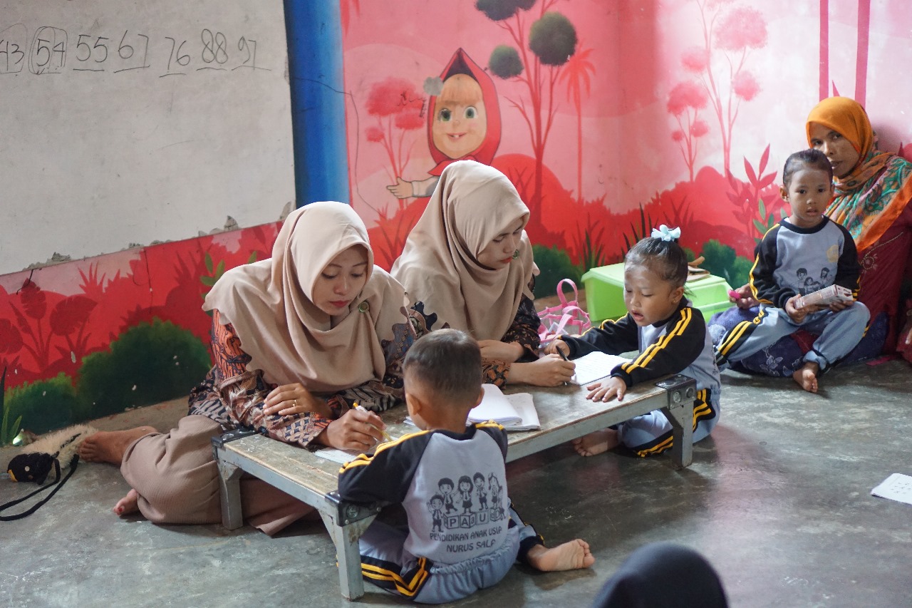 AKTIF: Siswa Raudlatul Atfal (RA) Nurus Salam Kebun Amun sedang belajar di dalam kelas. (MMU NUSAKA)