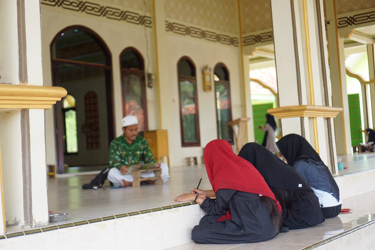 RUTINITAS: Murid Madrasah Tsanawiyah MMU Nurus Salam Kebun Anum belajar bersama Ustad Moh. Sidi Rowi di musala. (MMU NUSAKA)