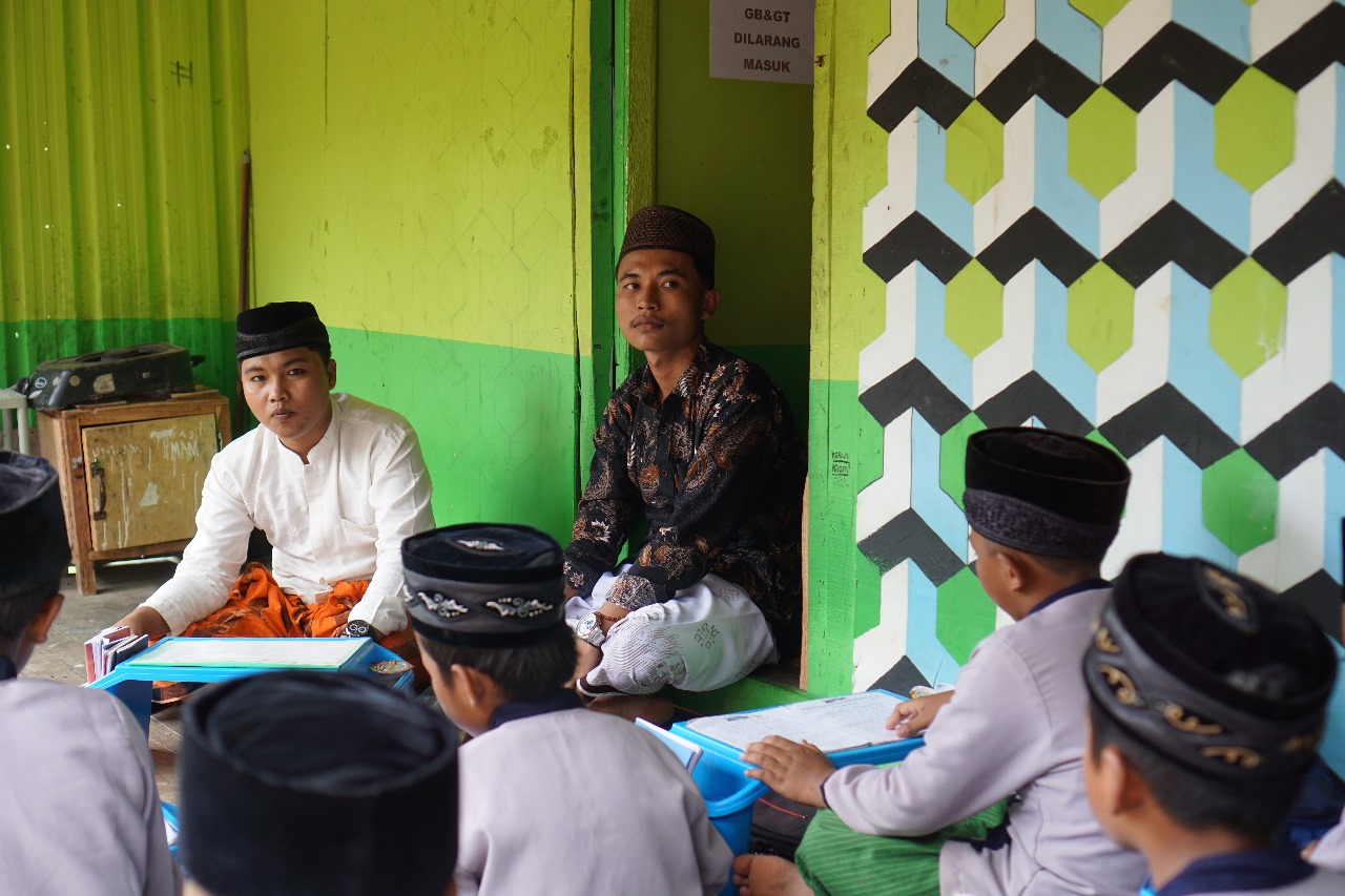 MENDIDIK: Ustad Shofa Khoirul Wafa sedang mengajar murid Raudlatul Atfal Nurus Salam Kebun Anum. (MMU NUSAKA)