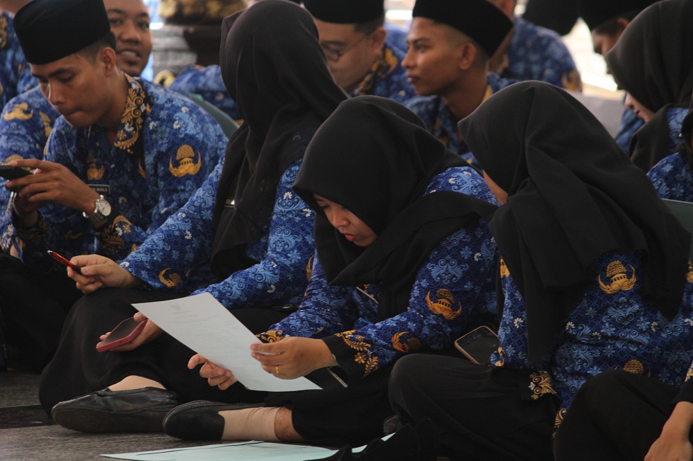 PEGAWAI: Sejumlah CPNS menunggu pembagian SK di Pendopo Agung Bangkalan, Senin (17/4/2023). (VIVIN AGUSTIN HARTONO/JPRM)