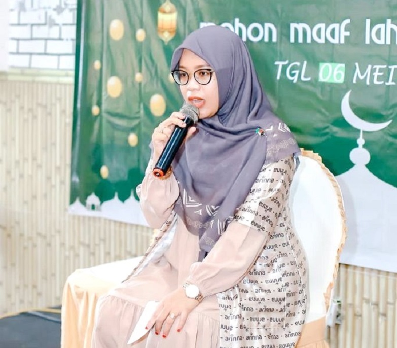 TEBAR ILMU: Neng Virzannida Busyro menyampaikan ceramah di hadapan masyarakat. (VIRZANNIDA BUSYRO UNTUK JPRM)
