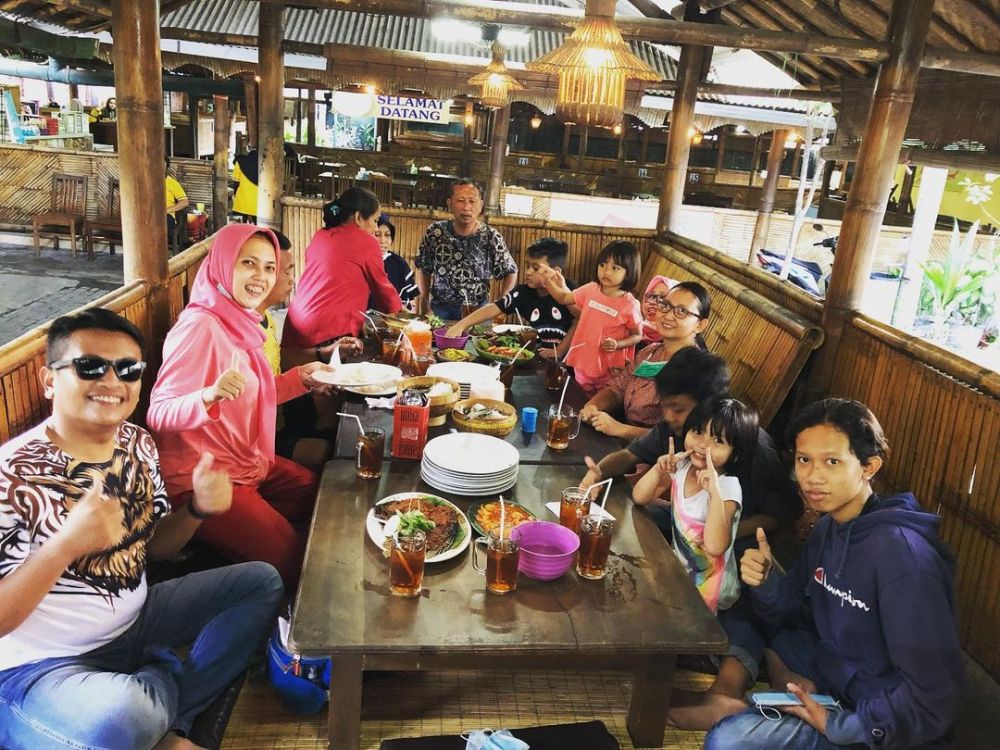 Salah Satu Tempat Makan Lesehan di Tuban yang Sedang Ramai Pengunjung
