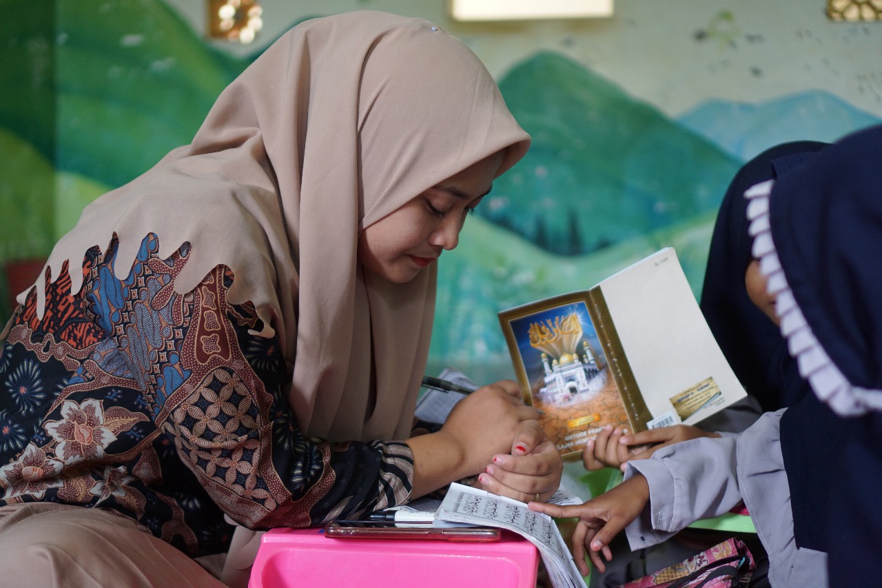 TELATEN: Siswa sedang mengikuti kegiatan belajar mengajar (KBM) tingkat Raudlatul Atfal (RA) Nurus Salam Kebun Anum. (MMU NUSAKA)