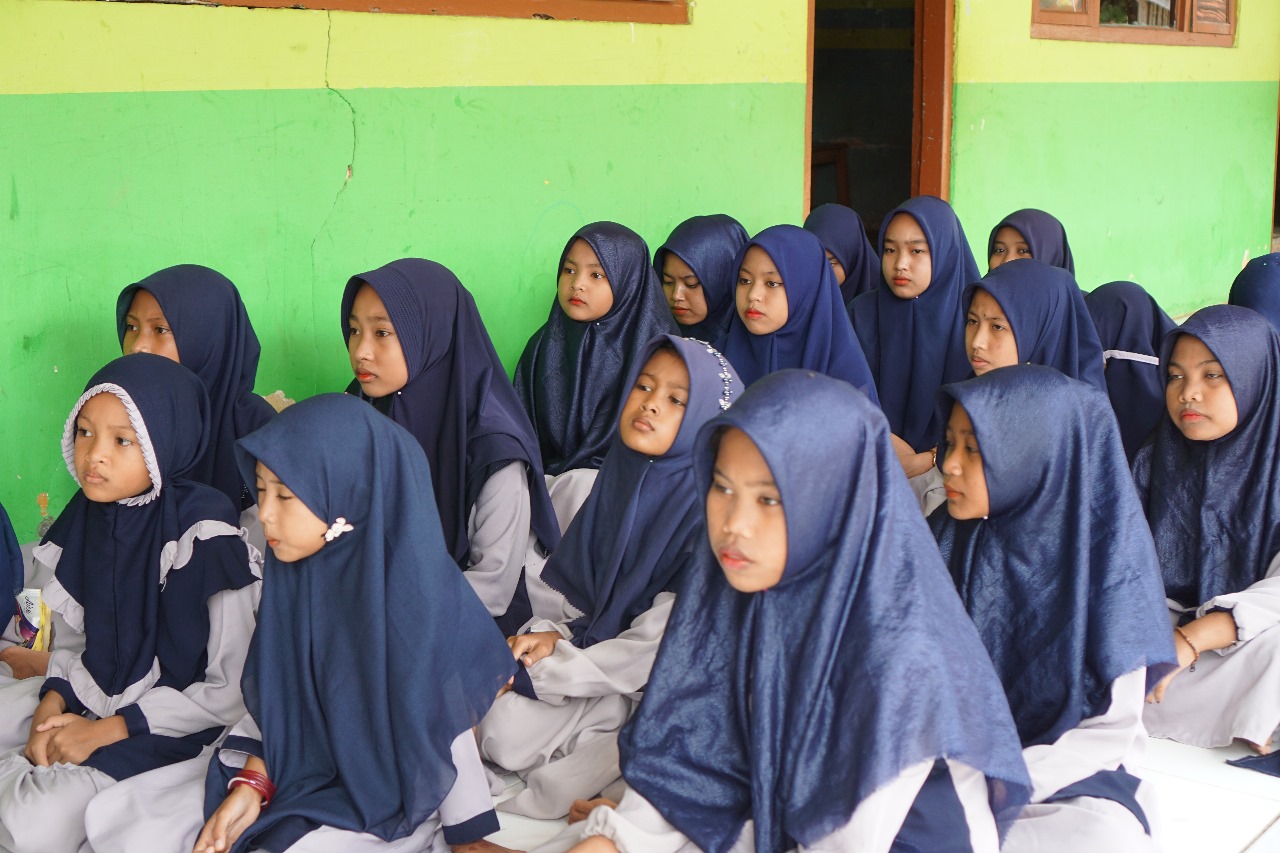 DIPISAH: Murid putri mendengarkan ceramah dari kepala MMU Nurus Salam Kebun Anum sebelum KBM berlangsung. (MMU NUSAKA)