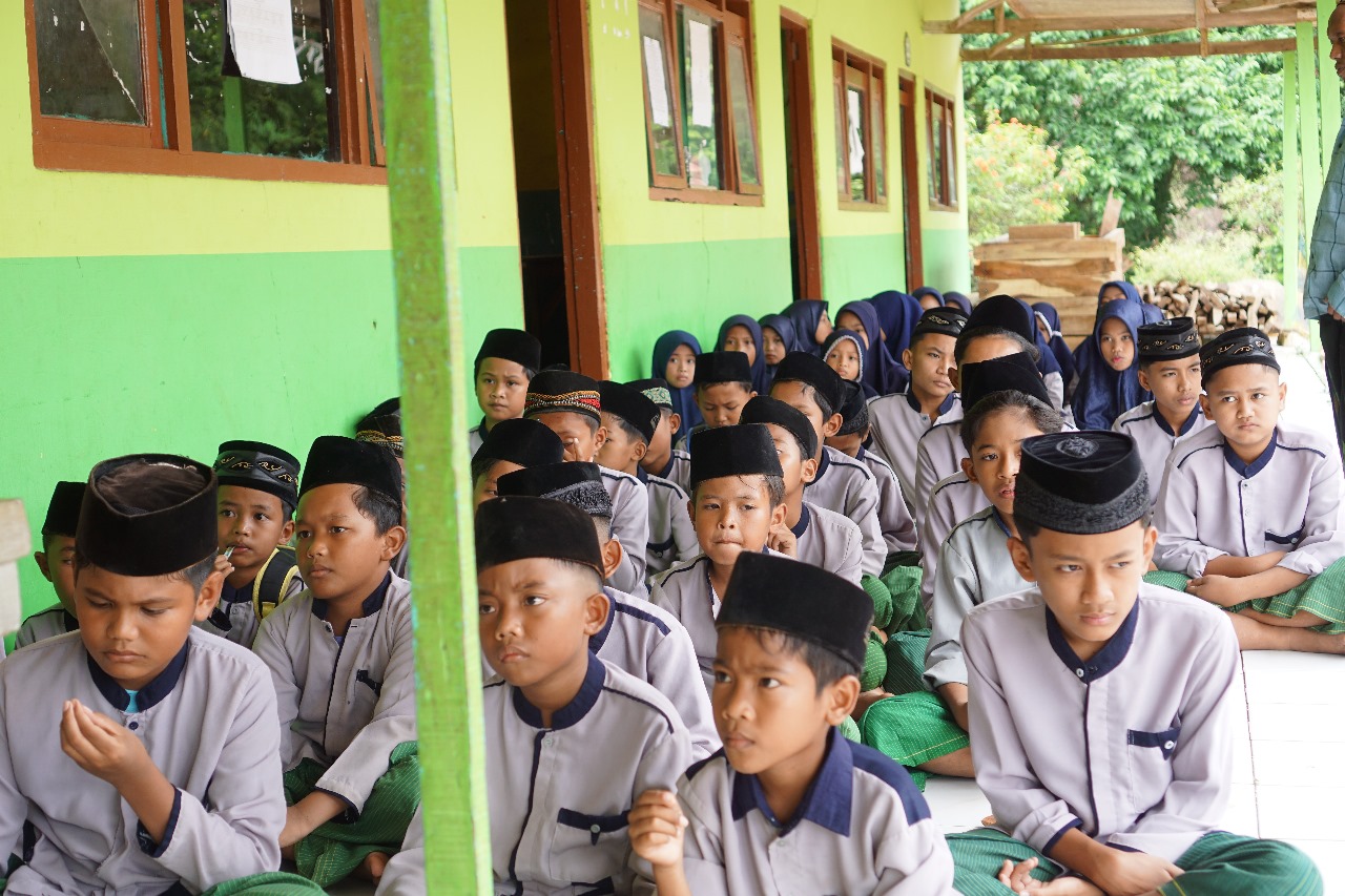KEGIATAN RUTIN: Murid putra ditempatkan terpisah saat mendengarkan ceramah dari kepala MMU Nurus Salam Kebun Anum. (MMU NUSAKA)