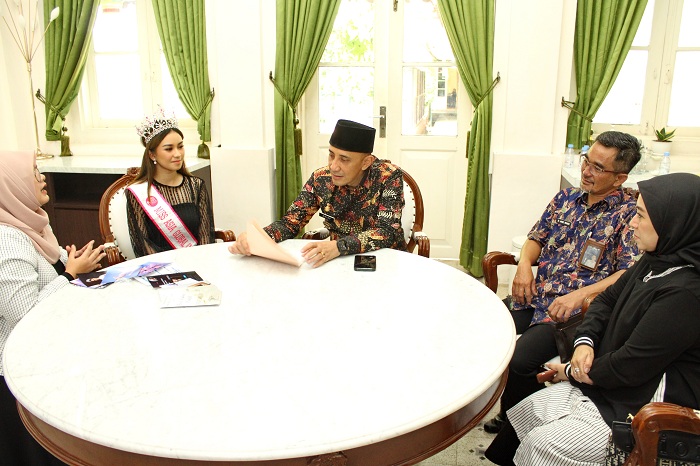 AKTIF: RA Belva Elora silaturahmi dengan PJ Bupati Bangkalan Arief M. Edie, Jumat (8/3). (VIVIN AGUSTIN HARTONO/JPRM)