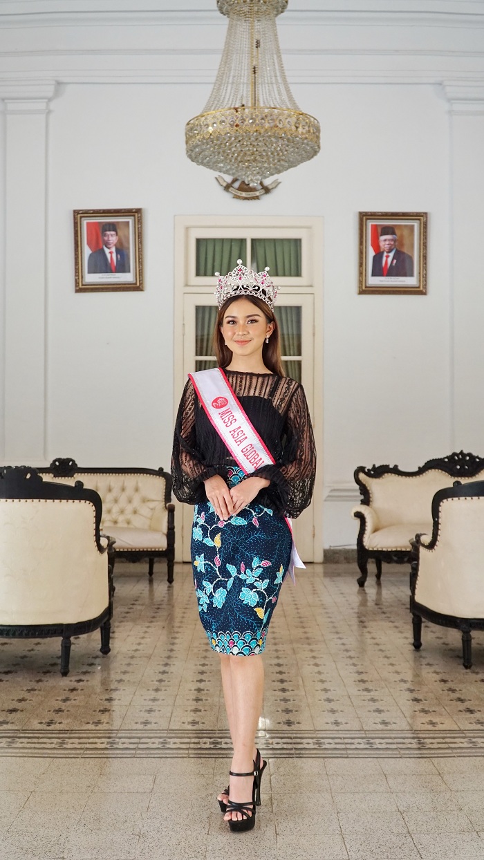 CANTIK: RA Belva Elora berpose di Pendopo Agung Bangkalan, Jumat (8/3).