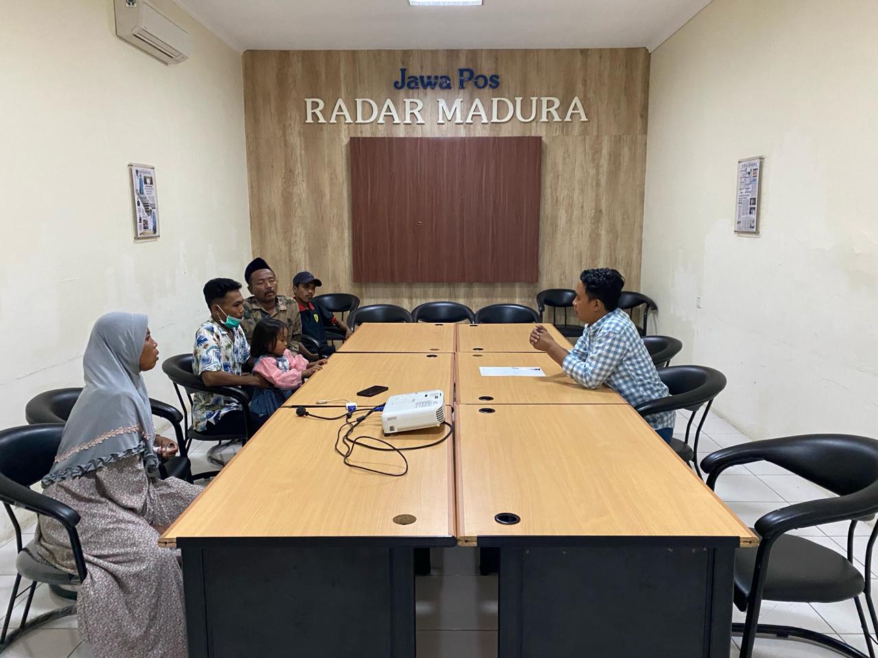 TEMPUH JALUR HUKUM: Keluarga Mukarromah menceritakan peristiwa terputusnya kepala bayi dalam proses persalinan di kantor pusat JPRM di Desa Bilaporah, Kecamatan Socah, Bangkalan, Kamis (14/3).