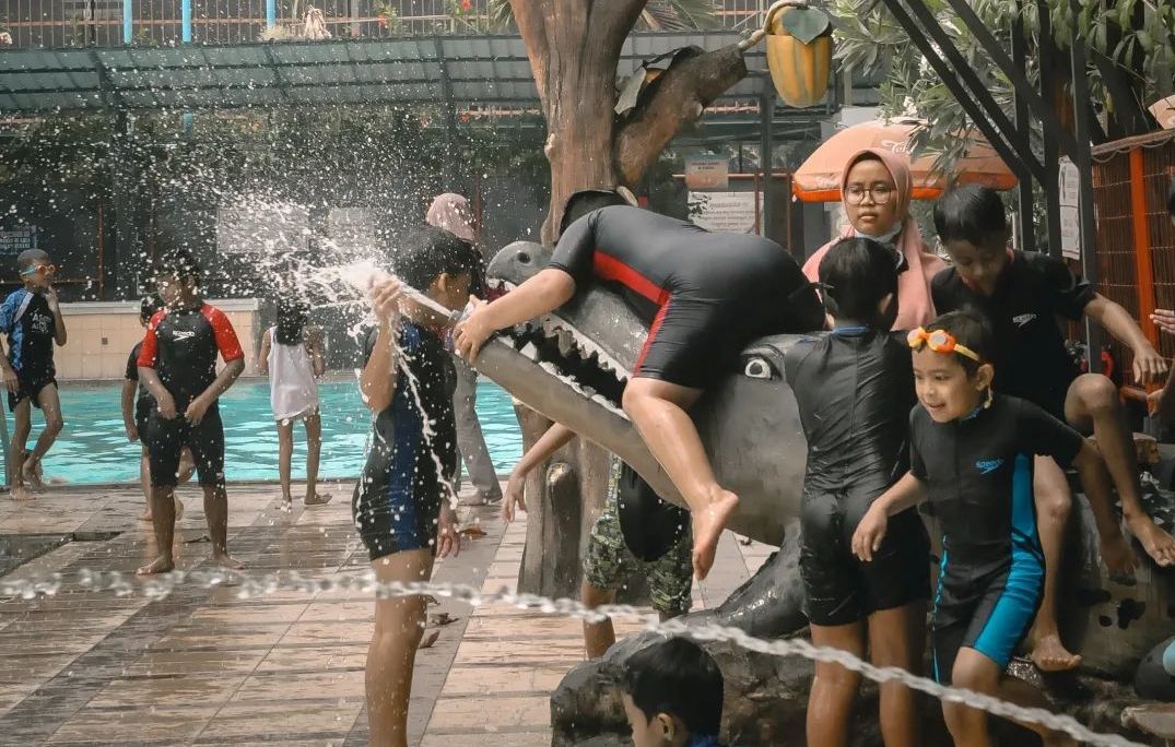 Pengunjung tengah menikmati permainan air  di Legok Asri Park