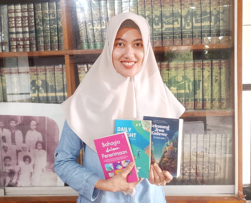 PEGIAT LITERASI DIGITAL: Ita Fajria Tamim menunjukkan karya buku di kediamannya di Desa Prajjan, Kecamatan Camplong, Sampang, Rabu (13/3). (UBAIDILLAHIR RAIE/JPRM)