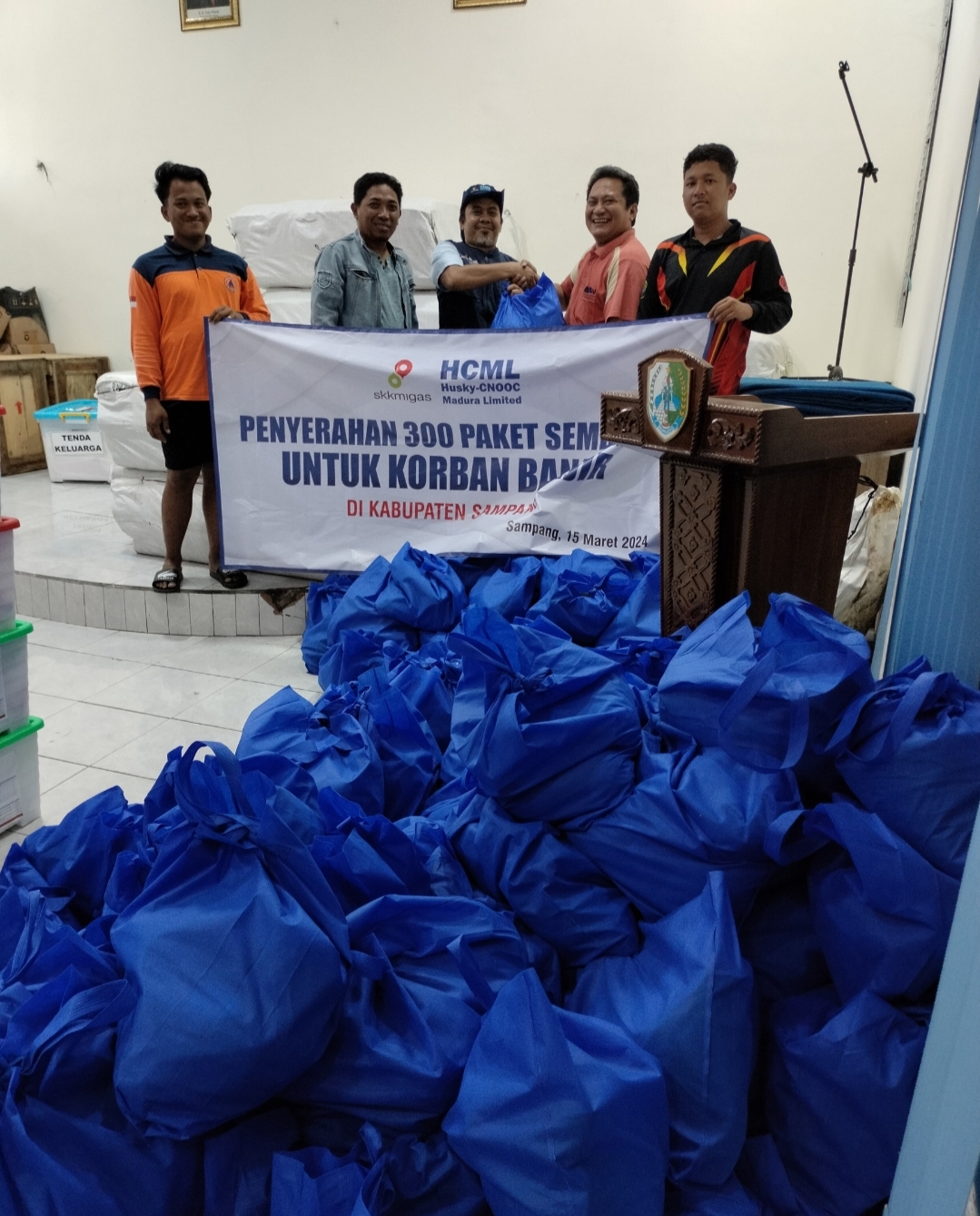 SERAH TERIMA: Kalaksa BPBD Sampang Candra Romadhani Amin   menerima bantuan paket sembako untuk korban banjir dari SKK Migas - HCML pada Jumat (15/3).