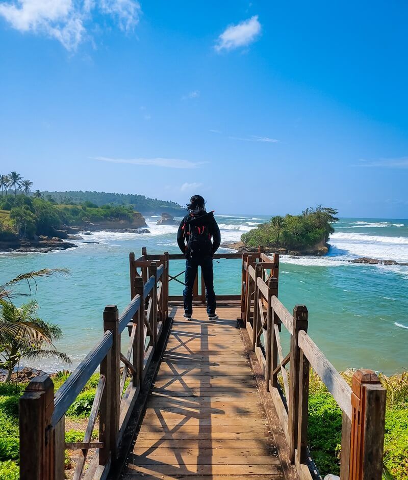 Pantai Amanda Ratu dengan air berwarna biru kehijauan dan pulau-pulau kecil yang kokoh berdiri di tengah laut.