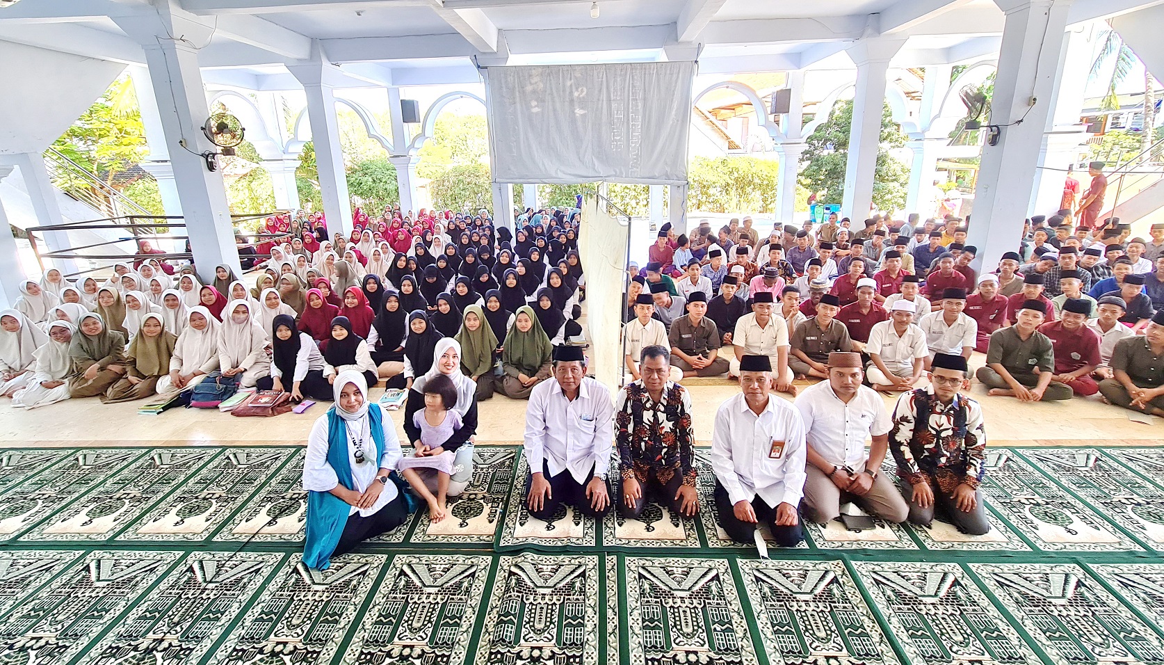 BERSINERGI: Pengasuh Ponpes Nazhatut Thullab Ita Fajria Tamim (dua dari kiri) bersama perwakilan UPN Veteran Surabaya di Masjid PP Nazhatut Thullab. (ITA FAJRIA TAMIM UNTUK JPRM)