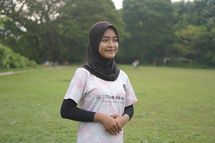 SIMPEL : Agnessa Ristia menggunakan celana legging, celana sport, dan jersei di Kecamatan Kamal, Bangkalan, Jumat (23/2). (ABRAR GHAZY HARDIAN/JPRM)