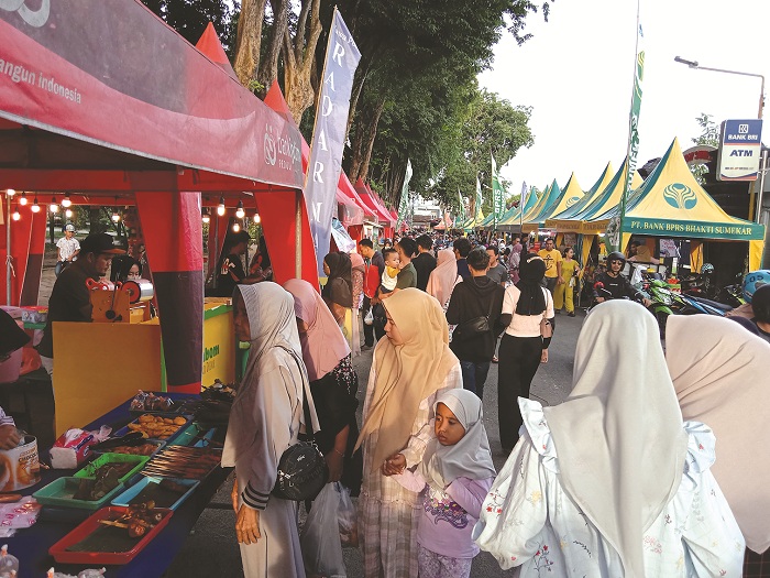 MEMBELUDAK: Warga antusias mendatangi bazar takjil JPRM di Jalan Kesatrian Sumenep Sabtu (16/3). (MOHAMAD ERWIN MAULIDIN M/JPRM)