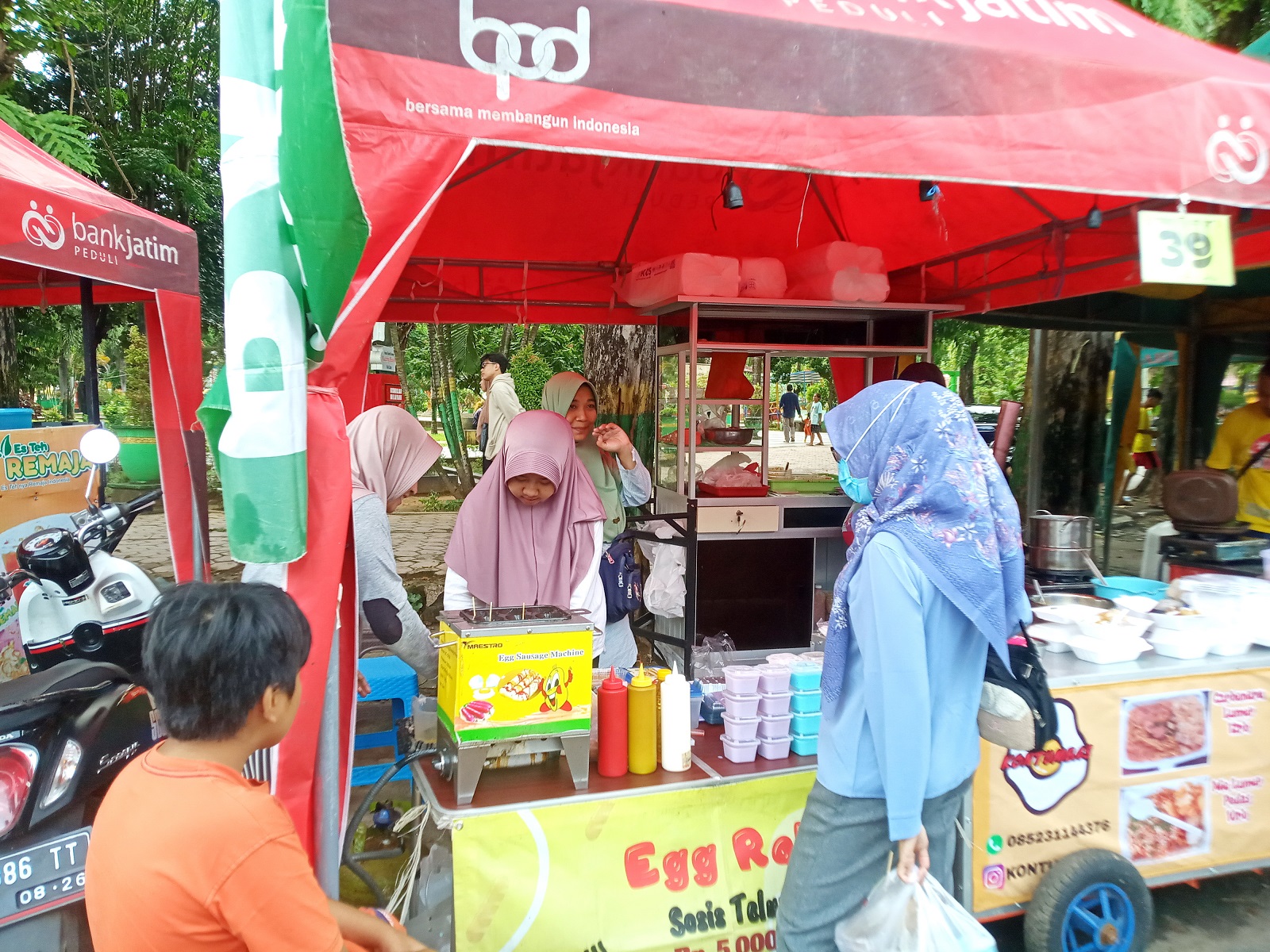 CERAH: Pengunjung membeli jajanan di stan Festival Bazar Rakjil Ramadan Sumenep Jumat (15/3). (MOH. JUNAIDI/JPRM)