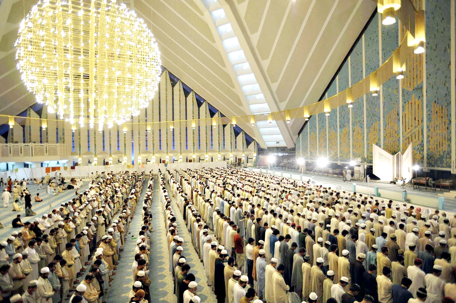 ILUSTRASI: Shalat tawarih di bulan Ramadan merupakan salah satu cara melatih meningkatkan ketahanan dan kesabaran, baik secara fisik maupun spiritual. (madaninews.id)