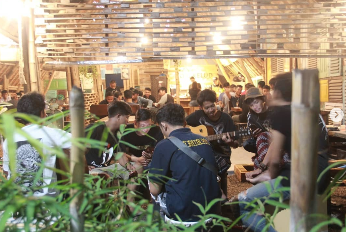 Suasana di Kafe Kelud, Salah Satu Kafe Keren di Bangkalan
