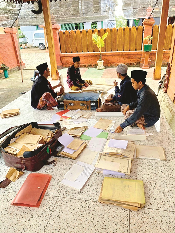 PENINGGALAN SEJARAH: Tim preservasi Nahdlatut Turots sedang mengumpulkan sejumlah manuskrip di Pesantren Sembilangan, Kramat, Bangkalan. (NAHDLATUT TUROTS UNTUK JPRM)
