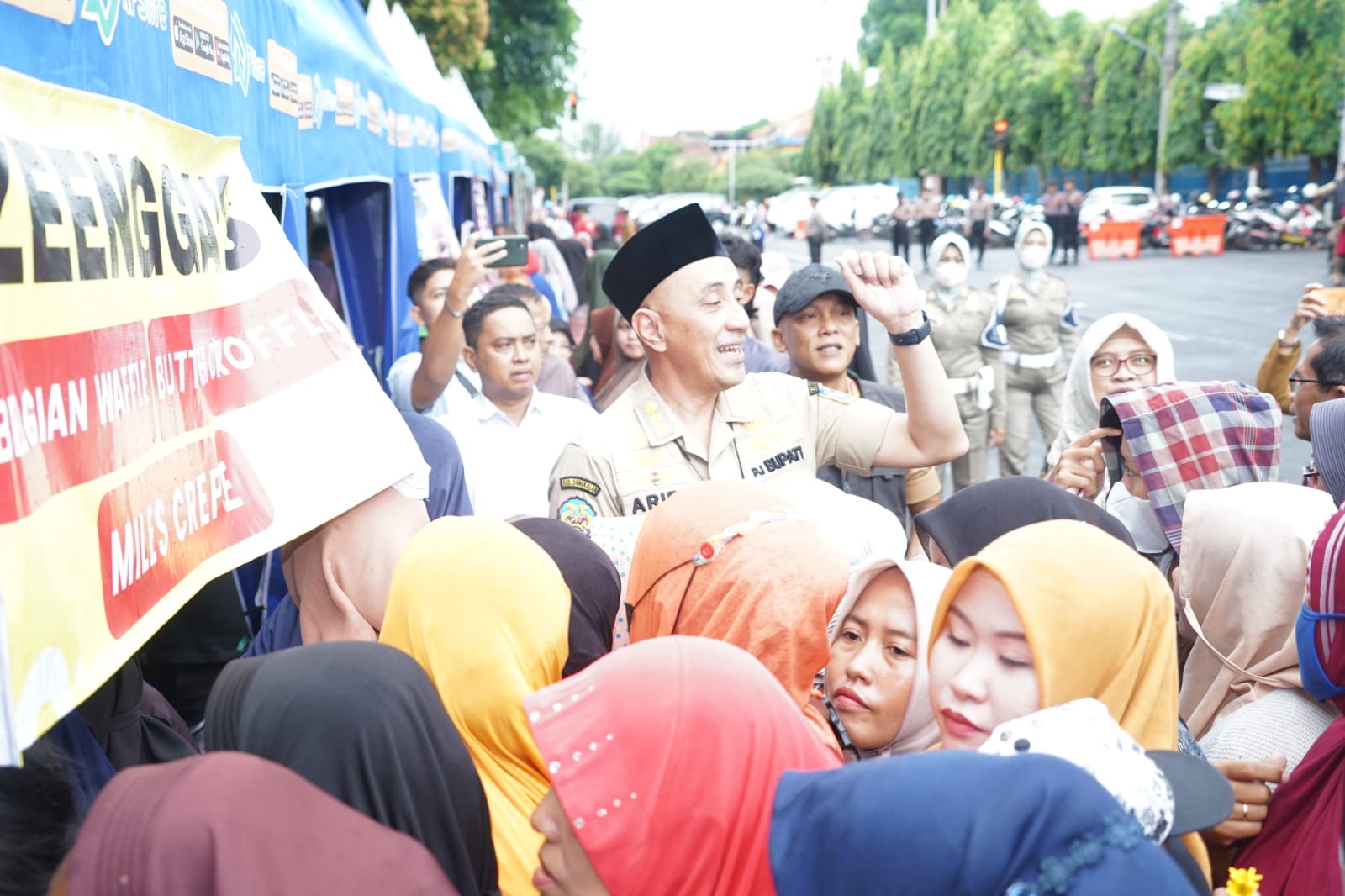 DEKAT DENGAN WARGA: Pj Bupati Bangkalan Arief M. Edie berbaur dengan masyarakat yang berburu kebutuhan pokok di Gerakan Pasar Murah,di Jalan Letnan Abdullah, Senin (18/3).