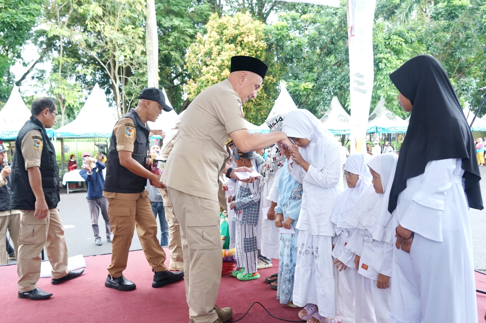 PEDULI: Pj Bupati Bangkalan Arief M. Edie memberikan santunan kepada anak yatim saat pembukaan Gerakan Pasar Murah di Jalan Letnan Abdullah, Senin (18/3)