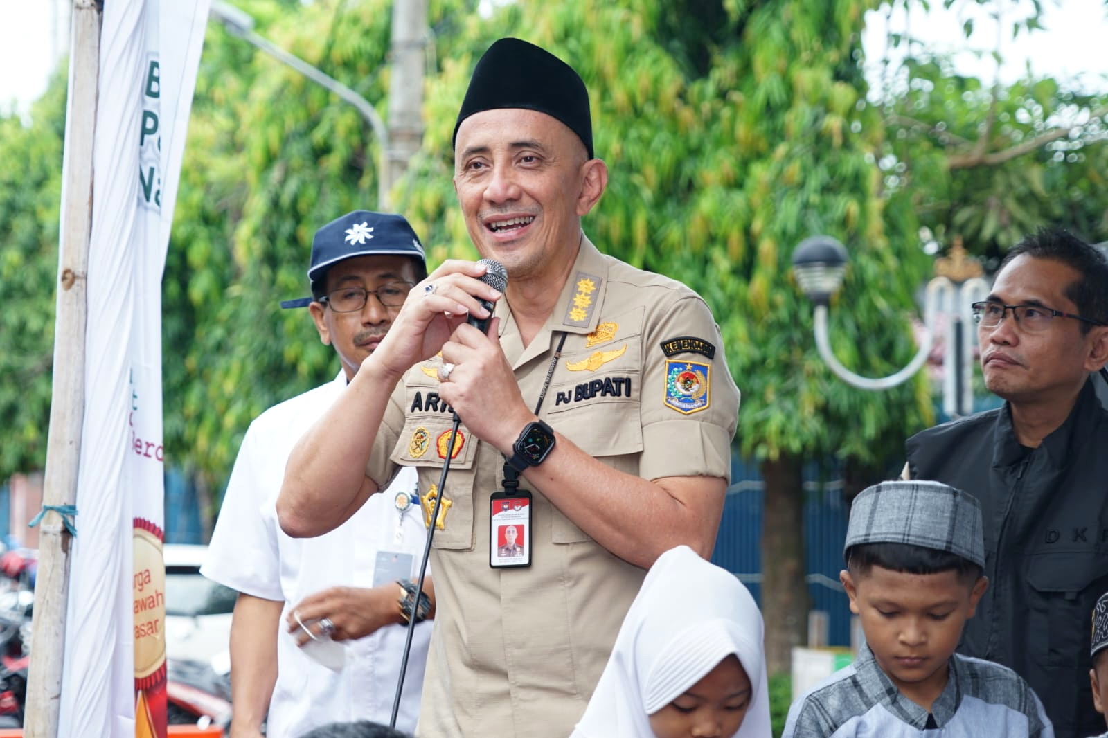 RINGANKAN BEBAN MASYARAKAT: Pj Bupati Bangkalan Arief M. Edie menyampaikan sambutan saat membuka kegiatan Gerakan Pasar Murah di Jalan Letnan Abdullah, Senin (18/3).