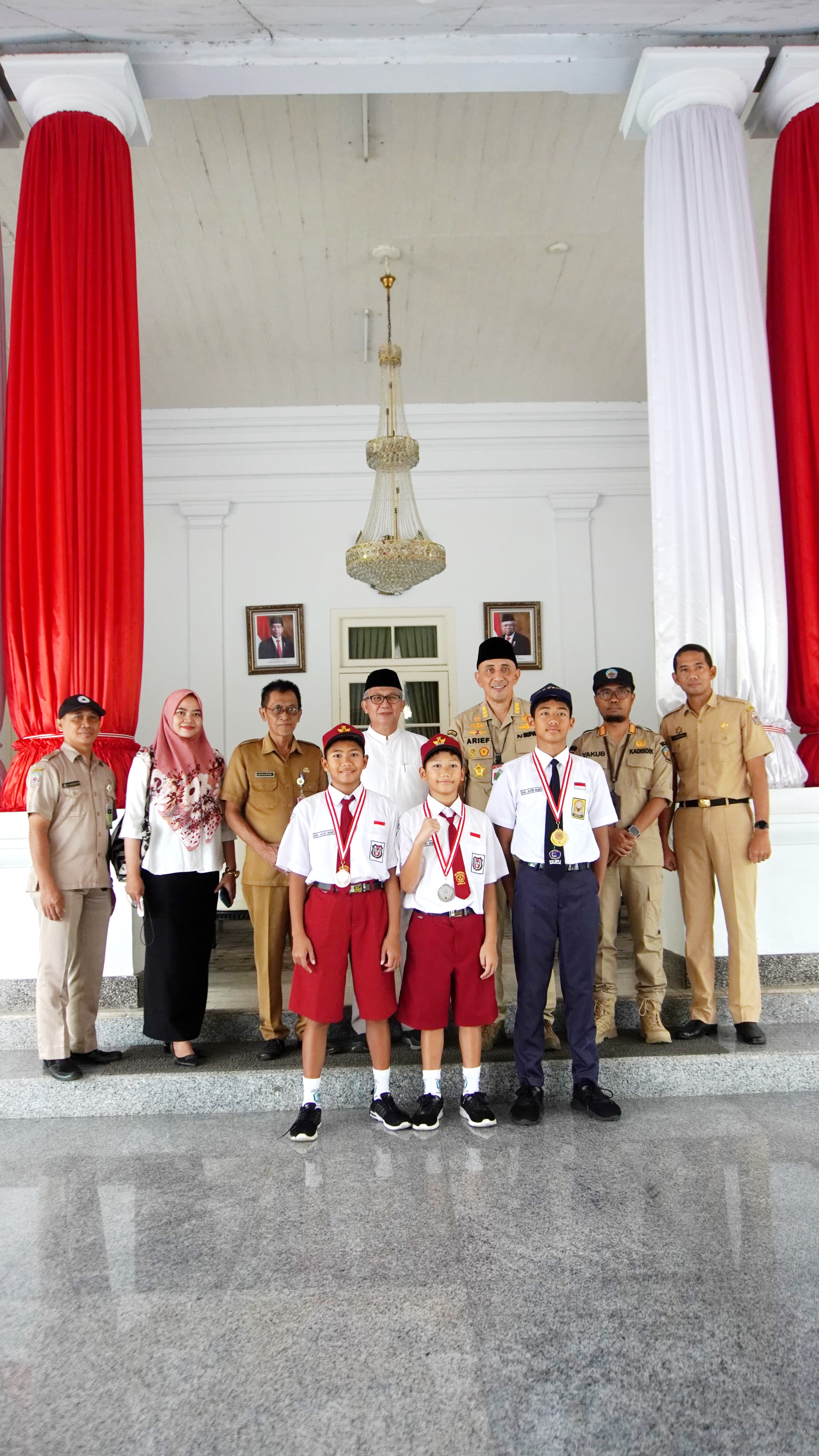 HEBAT: Pj Bupati Bangkalan Arief M. Edie menyambut tiga atlet renang seusai bertanding dalam Singapore National Age Group Awimming Championship 2024 di Pendopo Agung.