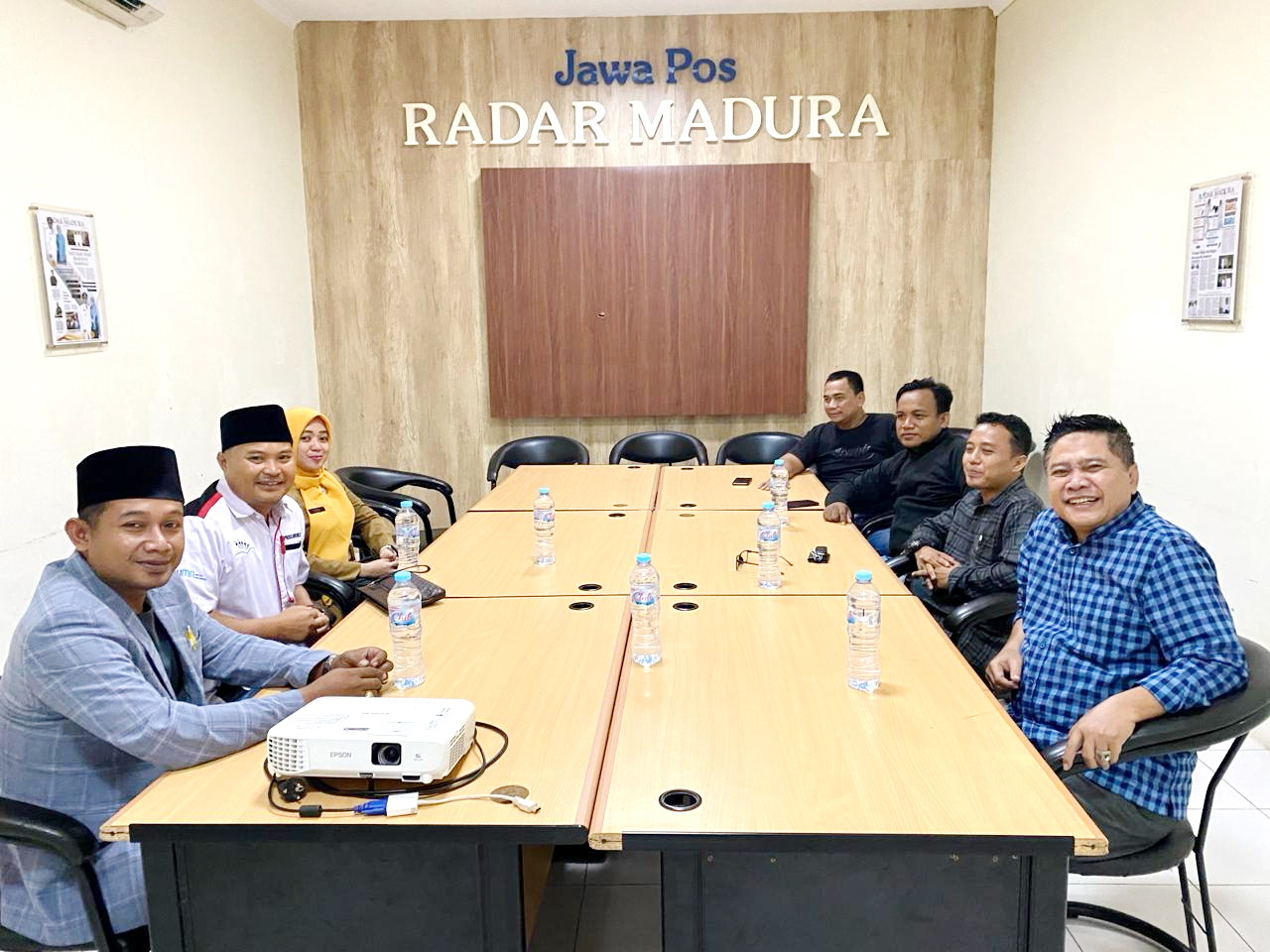 KOMUNIKATIF: Ketua DP, Anggota DP, Kabid Pembinaan SD Dispendik Bangkalan silaturahmi dengan Pemred JPRM, Kepala JPRM Biro Bangkalan, Manager Event dan Pengembangan Bisnis, dan Direktur JPRM.