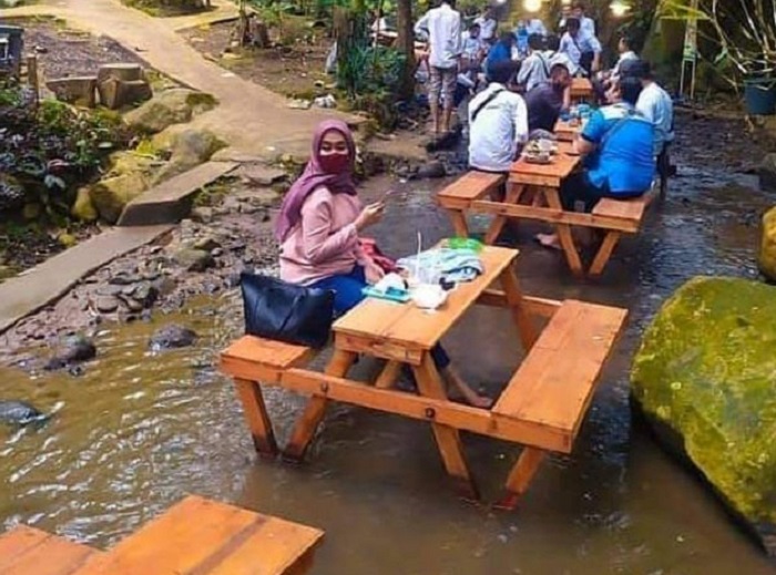 Pengunjung Sedang Menikmati Pesona Wisata Sumber Biru Jombang