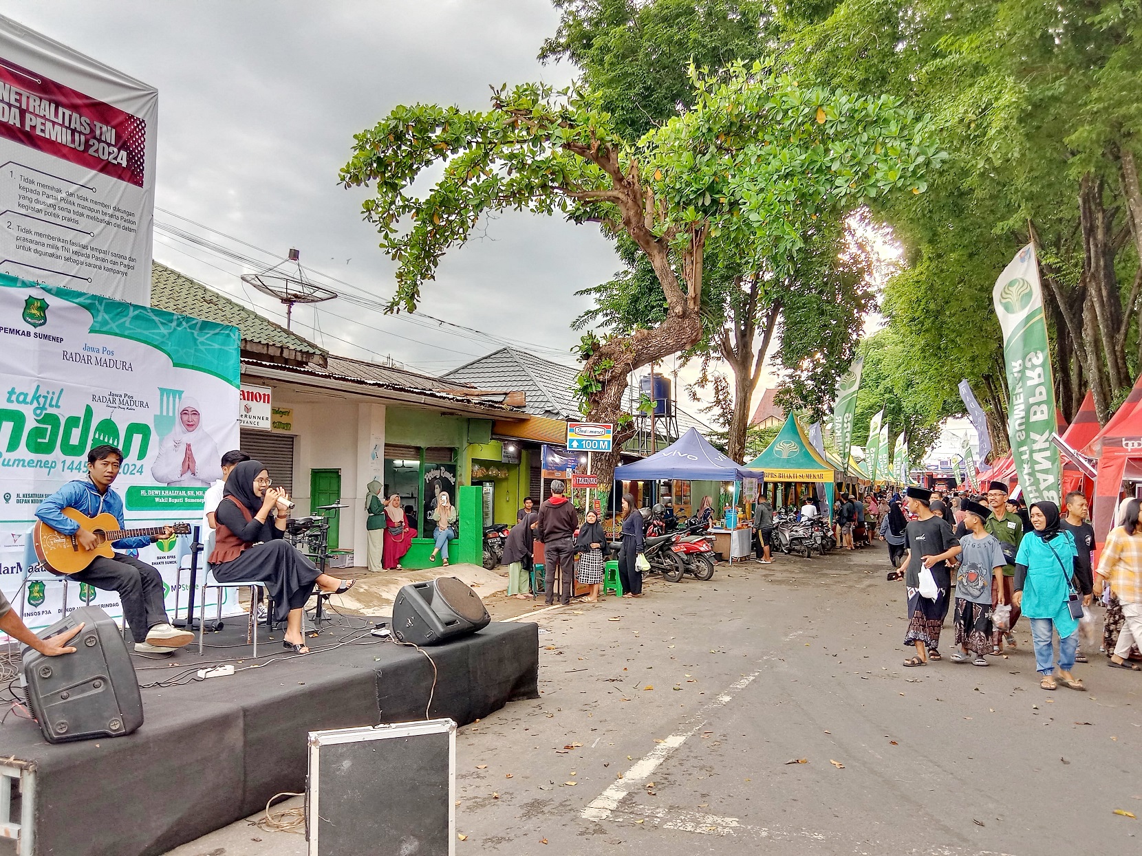 RAMAI: Musician Project menghibur pengunjung Festival Bazar Takjil Ramadan di Taman Bunga Pottre Koneng Sumenep Minggu (17/3). (M. ERWIN MAULIDIN MAASBACH/JPRM)