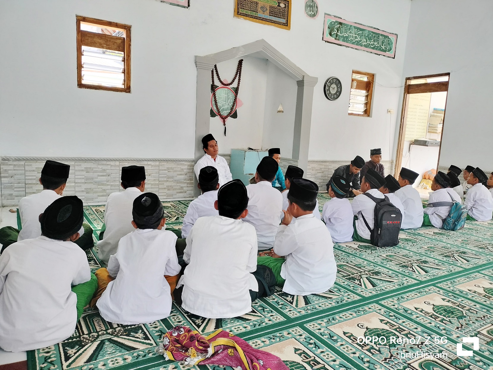 SIAP BELAJAR: Sejumlah santri mengikuti seremonial pembukaan program Pesantren Ramadan. (YPI ALHANAFIYAH UNTUK JPRM)