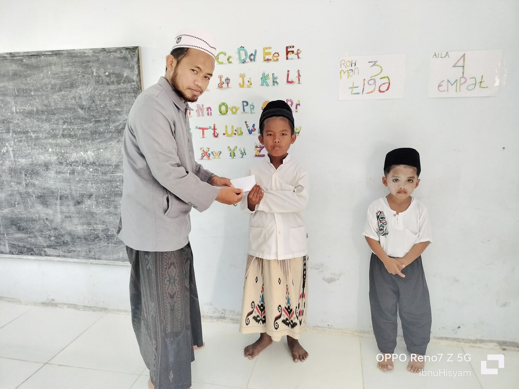 BERJIWA SOSIAL: Pengasuh R. Moh. Lutfi Hisyam memberikan santunan kepada anak yatim setiap bulan Muharam. (YPI ALHANAFIYAH UNTUK JPRM)