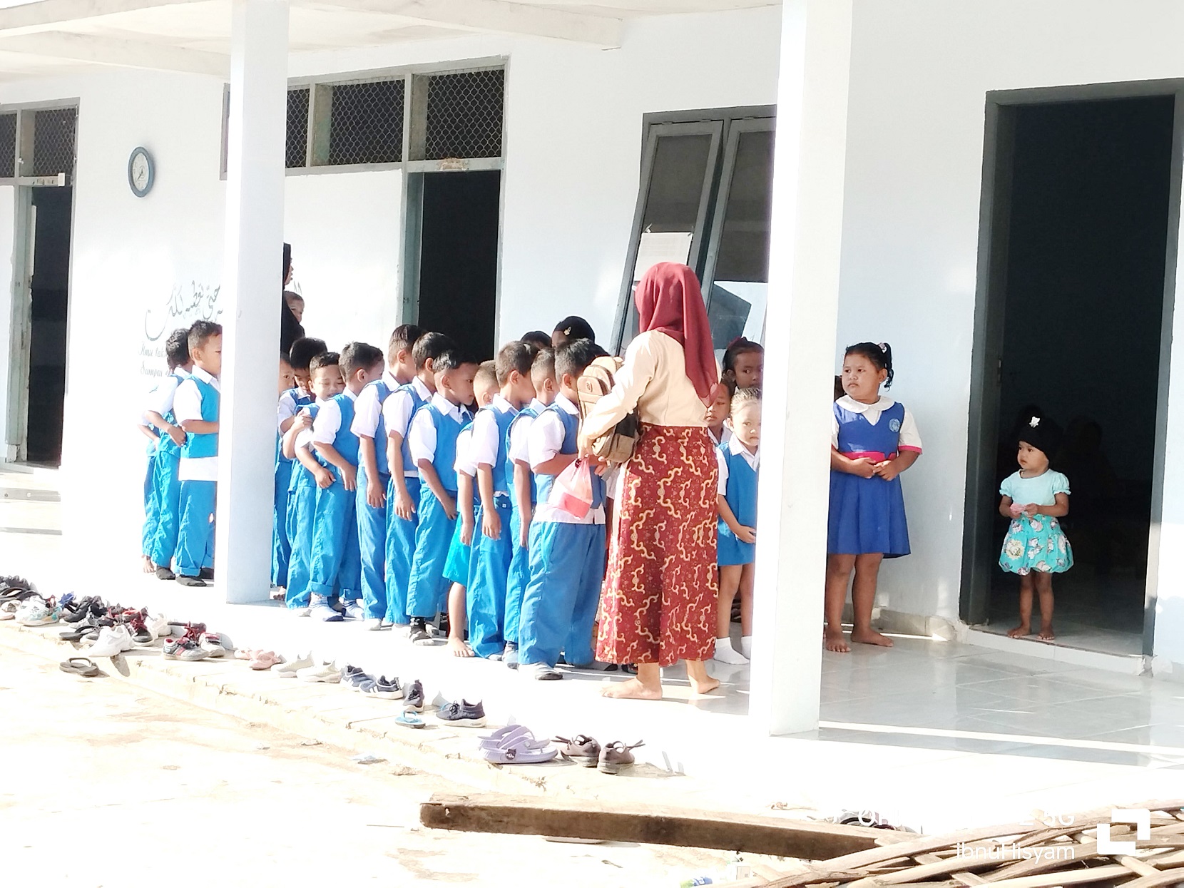 DISIPLIN: Siswa RA dan TK berbaris sebelum masuk ruang kelas. (YPI ALHANAFIYAH UNTUK JPRM)