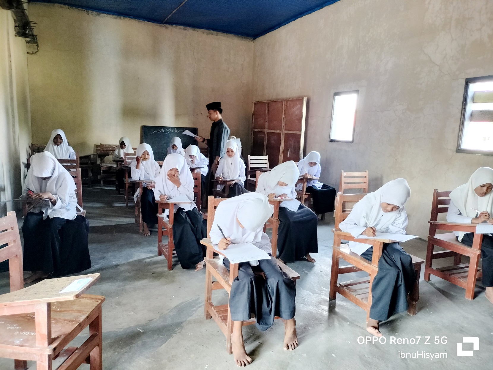 FOKUS: Murid mengerjakan soal ujian akhir Madrasah Diniyah Miftahul Ulum Raudlatul Athfal. (YPI ALHANAFIYAH UNTUK JPRM)
