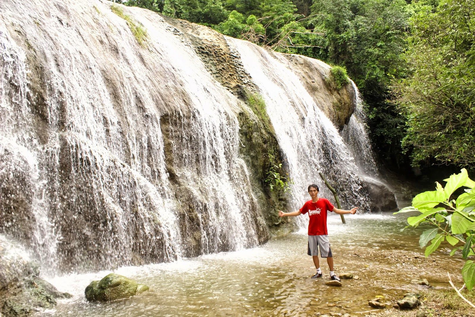 Pengunjung Sedang Menikmati Pesona Alam Air Terjun Ngebleng Nganjuk