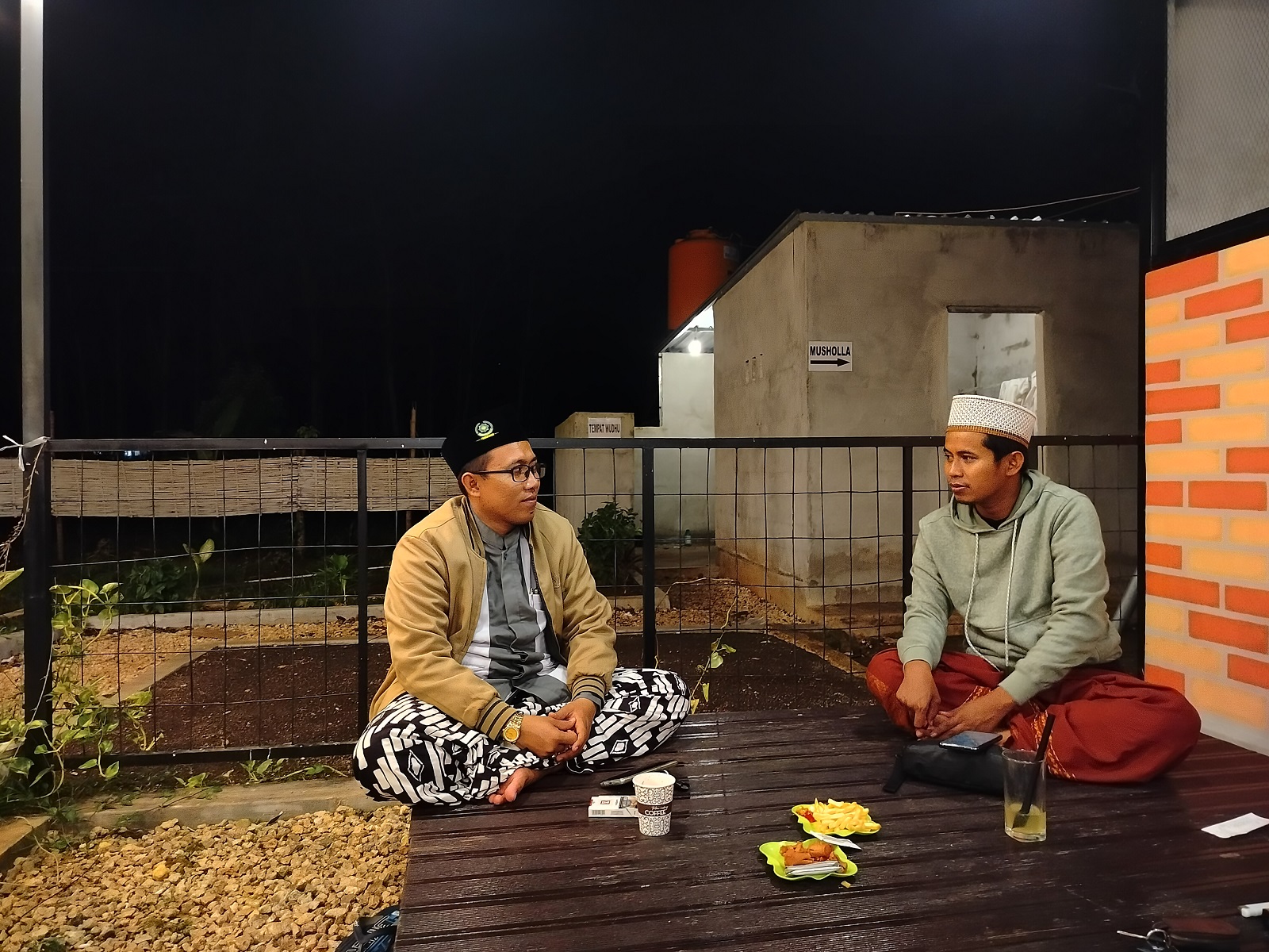 RELASI: K. Ali Makki bertemu dengan Wakil Kepala Biro JPRM Pamekasan Moh. Ali Muhsin, Senin (11/3). (LAILIYATUN NURIYAH/JPRM)
